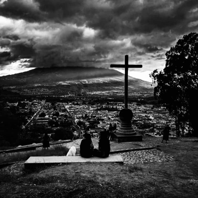 リカルド・アルホナさんのインスタグラム写真 - (リカルド・アルホナInstagram)「LAS NUBES  GRISES TAMBIÉN FORMAN PARTE DEL PAISAJE.  Identificarlas y buscar el azul que se esconde detrás de ellas históricamente fue nuestra responsabilidad. La voz de Guatemala no es la voz de sus líderes, la voz de Guatemala es la voz de su gente.」11月25日 0時38分 - ricardoarjona