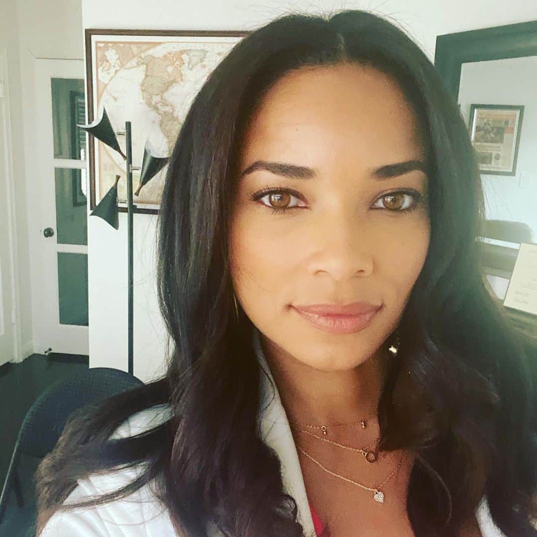 ロッチェル・エイツのインスタグラム：「About to go on Pix news 11! #NYC #Hometown #Achristmastreeinco @hallmarkchannel」