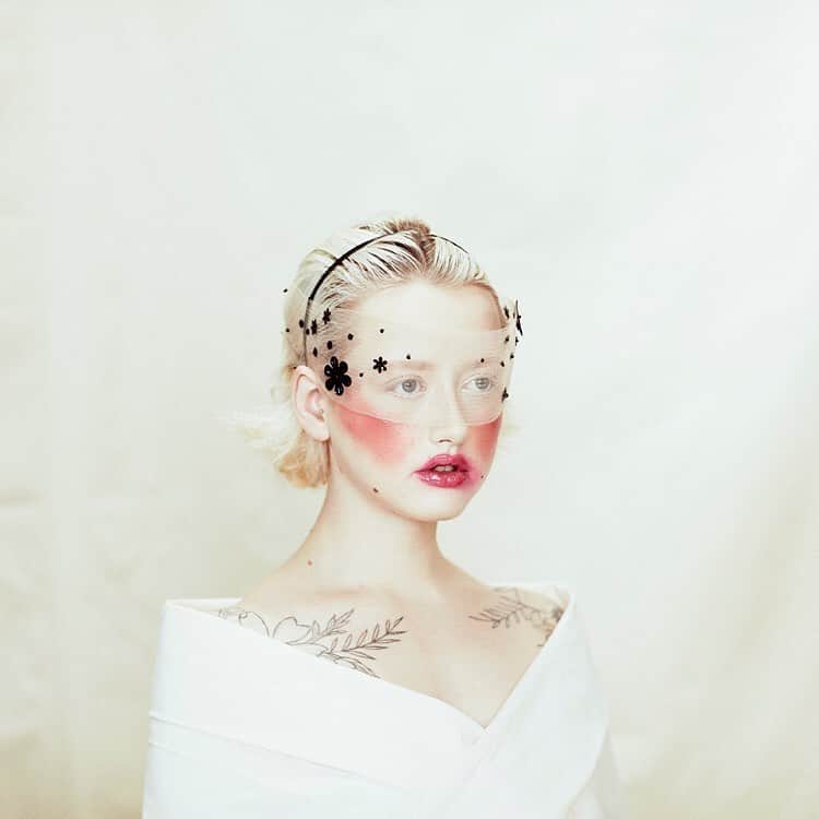 ピアーズアトキンソンさんのインスタグラム写真 - (ピアーズアトキンソンInstagram)「Over on @piersatkinsonarchive...   SS18/⁠#30⁠⠀ Crin veil with sequins.⁠⠀ ⁠⠀ Art Direction: Piers Atkinson⁠⠀ Photography: Leigh Keily⁠ @leighkeily⁠⠀ Muse and Look: Hatti Rees @hatti_rees⁠⠀ ⁠⠀ #piersatkinson #millinery #hat #hats #headpiece #headdress #headband #milliner #maker #whowantstobeamilliner?」11月25日 0時43分 - piersatkinson