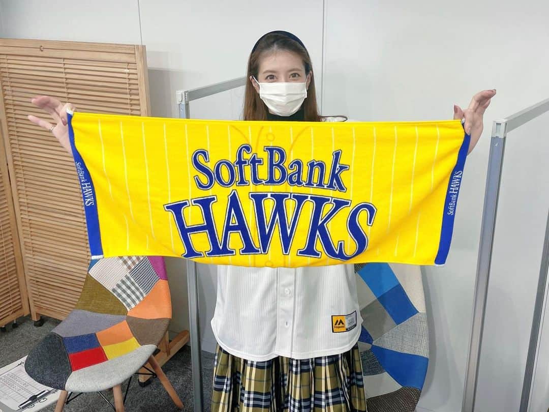 のインスタグラム：「. よしっ！！！優勝まであと1勝！🦅❤️ . パリーグ好き（地元はホークスのある福岡） としてあと1勝を全力で応援します！✨ . 明日もザキオさんと藤田くんと 21:00から生放送しますので あーだこーだコメントで一緒に 語り合いましょう！⚾️✨ . 藤田くんはセリーグ派なので バチバチです！！！🤭⚡️ #baseballking #youtube#生配信#sbhawks  #hawks#福岡出身#パリーグ好き #タレント#坂本麻子」