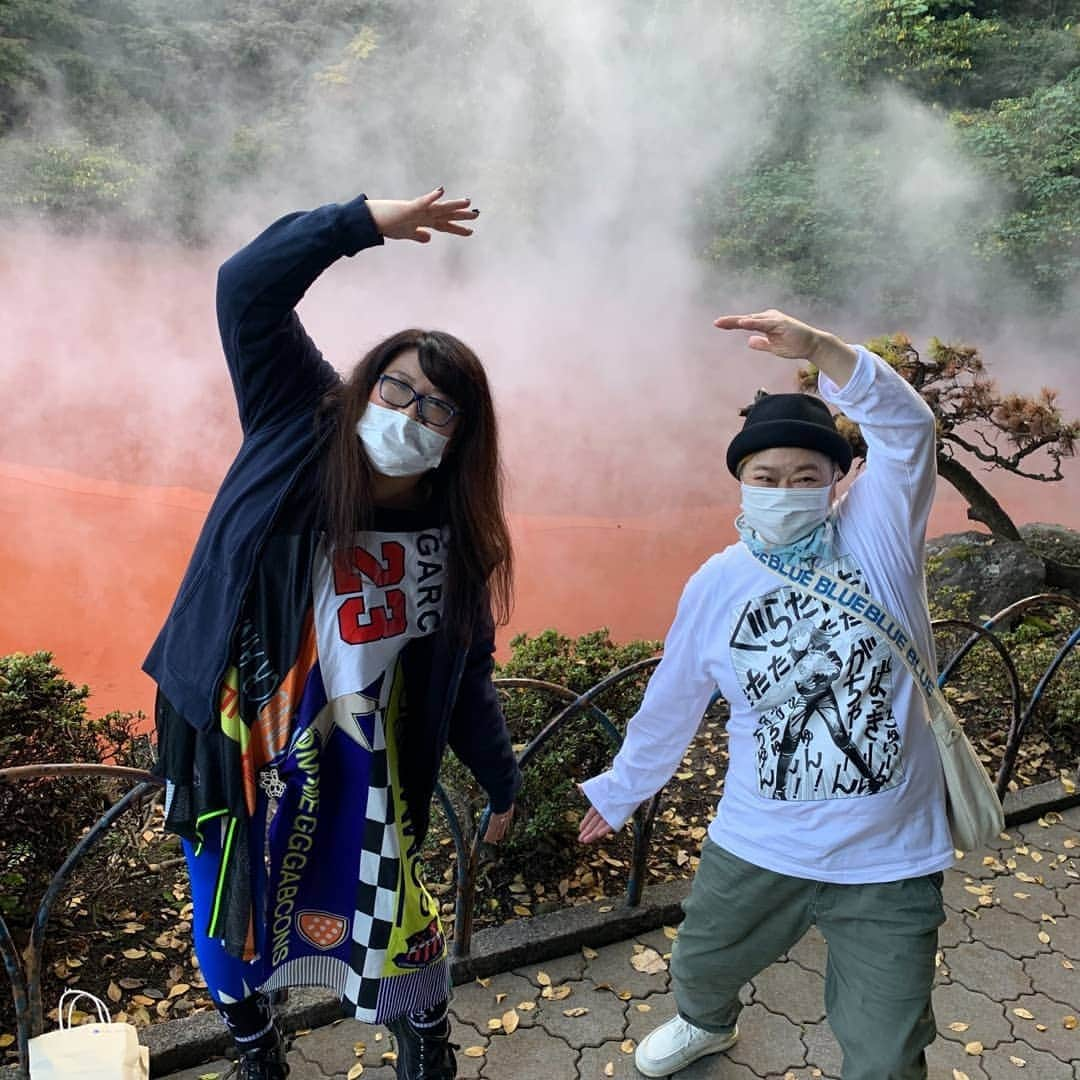 ホルスタイン・モリ夫さんのインスタグラム写真 - (ホルスタイン・モリ夫Instagram)「岐阜、兵庫、北海道から福岡空港に集結。大人の修学旅行～九州の旅～大分は別府からスタート＼(^o^)／ #別府 #別府温泉  #血の池地獄  #白池地獄  #鬼山地獄 #鬼山地獄はワニだらけ  #ピラルク #大分黒毛和牛  #別府スナック #大暴れ #ホテル山水館 #客室露天風呂  #サービスショット❤️  #大人の修学旅行 #飲み過ぎ食べ過ぎ楽し過ぎ❤️」11月25日 0時46分 - morry_aroi