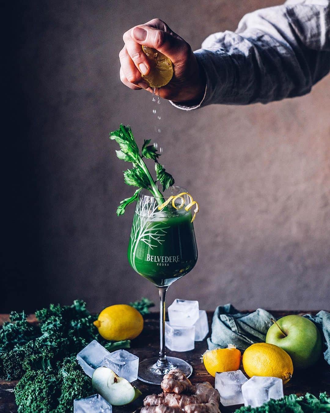 Our Food Storiesさんのインスタグラム写真 - (Our Food StoriesInstagram)「Werbung/Advertisement We teamed up with @belvederevodka to share two delicious superfood cocktail recipes with you guys. Belvedere Vodka is only made with 3 natural ingredients: polish rye, purified water and distilled over fire. The recipes we share on the blog with you today are super easy to make and only contain natural ingredients. The orange colored cocktail is made of turmeric, ginger beer, moroccon mint tea and a little shot of Belvedere Vodka. The green cocktail contains kale, celery, cucumber, ginger, apple, lemon and a little shot of Belvedere Vodka. You can find both recipes via the link in profile, we hope you enjoy 🍹If you want to buy the Belvedere Vodka you can get it via @clos19official ❤️Please drink responsibly. #madewithnature #belvederevodka #mynature #enjoyresponsibly ___ #cocktailrecipes #drinkresponsibly #drinkrecipes #foodstyling #foodstylist #foodphotography #foodphotographer #stillleben #stilllifephotography #germanfoodblogger #fellowmag #momentslikethese #simplejoys #superfoods」11月25日 0時47分 - _foodstories_