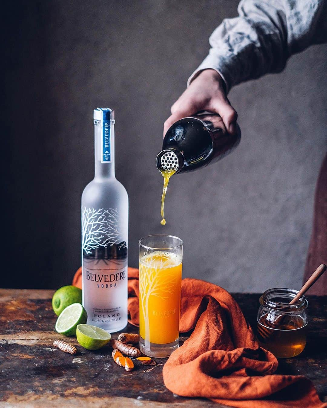 Our Food Storiesさんのインスタグラム写真 - (Our Food StoriesInstagram)「Werbung/Advertisement We teamed up with @belvederevodka to share two delicious superfood cocktail recipes with you guys. Belvedere Vodka is only made with 3 natural ingredients: polish rye, purified water and distilled over fire. The recipes we share on the blog with you today are super easy to make and only contain natural ingredients. The orange colored cocktail is made of turmeric, ginger beer, moroccon mint tea and a little shot of Belvedere Vodka. The green cocktail contains kale, celery, cucumber, ginger, apple, lemon and a little shot of Belvedere Vodka. You can find both recipes via the link in profile, we hope you enjoy 🍹If you want to buy the Belvedere Vodka you can get it via @clos19official ❤️Please drink responsibly. #madewithnature #belvederevodka #mynature #enjoyresponsibly ___ #cocktailrecipes #drinkresponsibly #drinkrecipes #foodstyling #foodstylist #foodphotography #foodphotographer #stillleben #stilllifephotography #germanfoodblogger #fellowmag #momentslikethese #simplejoys #superfoods」11月25日 0時47分 - _foodstories_