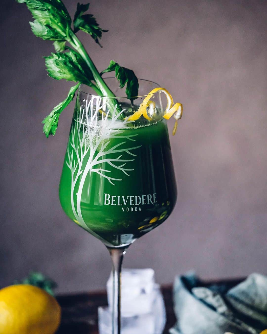 Our Food Storiesさんのインスタグラム写真 - (Our Food StoriesInstagram)「Werbung/Advertisement We teamed up with @belvederevodka to share two delicious superfood cocktail recipes with you guys. Belvedere Vodka is only made with 3 natural ingredients: polish rye, purified water and distilled over fire. The recipes we share on the blog with you today are super easy to make and only contain natural ingredients. The orange colored cocktail is made of turmeric, ginger beer, moroccon mint tea and a little shot of Belvedere Vodka. The green cocktail contains kale, celery, cucumber, ginger, apple, lemon and a little shot of Belvedere Vodka. You can find both recipes via the link in profile, we hope you enjoy 🍹If you want to buy the Belvedere Vodka you can get it via @clos19official ❤️Please drink responsibly. #madewithnature #belvederevodka #mynature #enjoyresponsibly ___ #cocktailrecipes #drinkresponsibly #drinkrecipes #foodstyling #foodstylist #foodphotography #foodphotographer #stillleben #stilllifephotography #germanfoodblogger #fellowmag #momentslikethese #simplejoys #superfoods」11月25日 0時47分 - _foodstories_