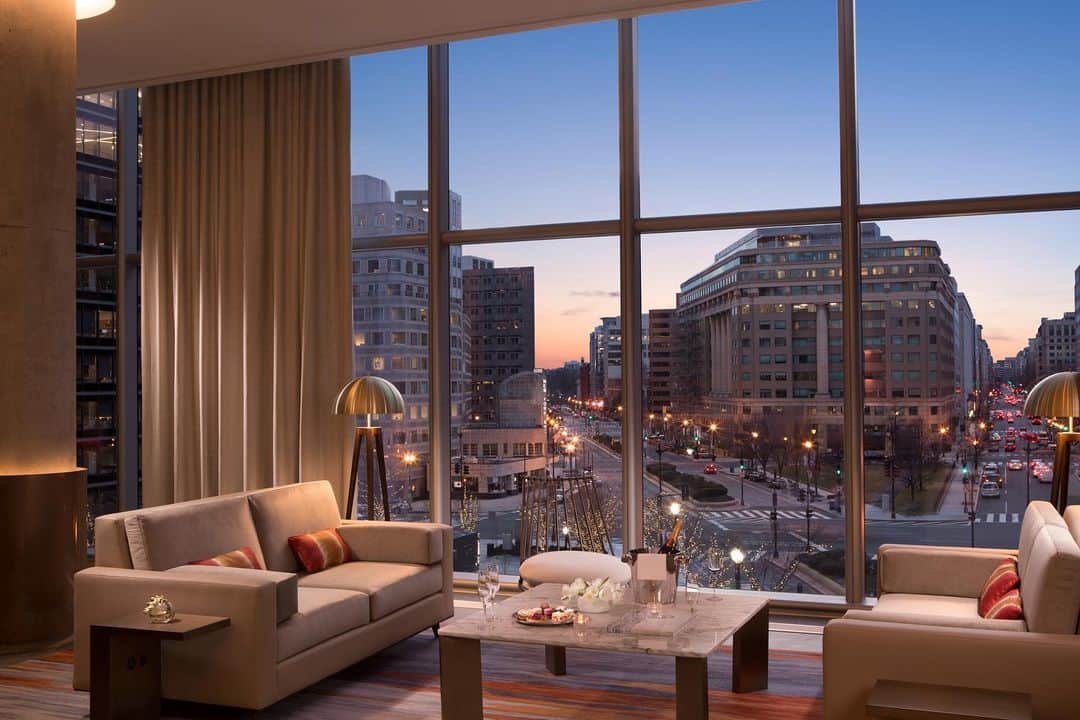 Conrad Hotelsさんのインスタグラム写真 - (Conrad HotelsInstagram)「Just minutes from the National Mall with an unrivaled mix of shops and restaurants right across the street at CityCenter DC, @conradwashingtondc is the ultimate weekend getaway.」11月25日 0時51分 - conradhotels