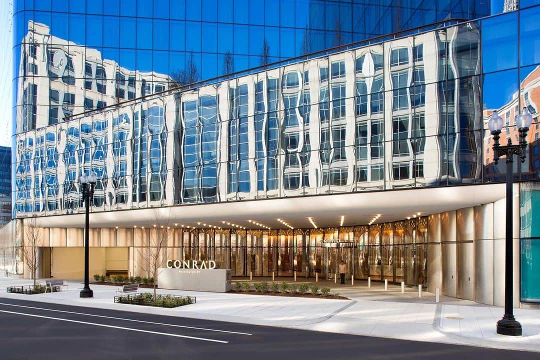 Conrad Hotelsさんのインスタグラム写真 - (Conrad HotelsInstagram)「Just minutes from the National Mall with an unrivaled mix of shops and restaurants right across the street at CityCenter DC, @conradwashingtondc is the ultimate weekend getaway.」11月25日 0時51分 - conradhotels