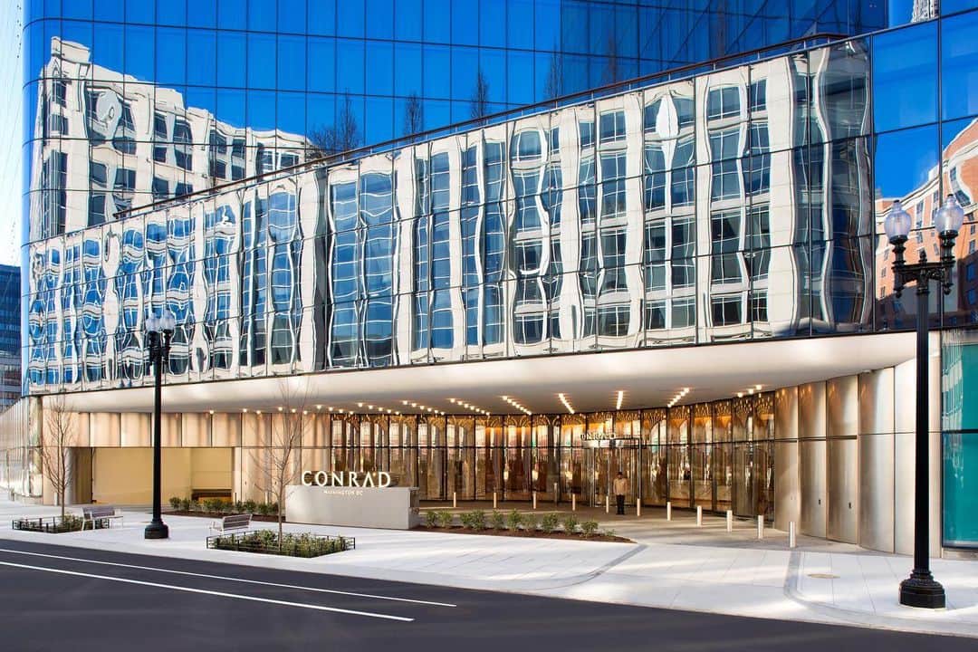 Conrad Hotelsのインスタグラム：「Just minutes from the National Mall with an unrivaled mix of shops and restaurants right across the street at CityCenter DC, @conradwashingtondc is the ultimate weekend getaway.」