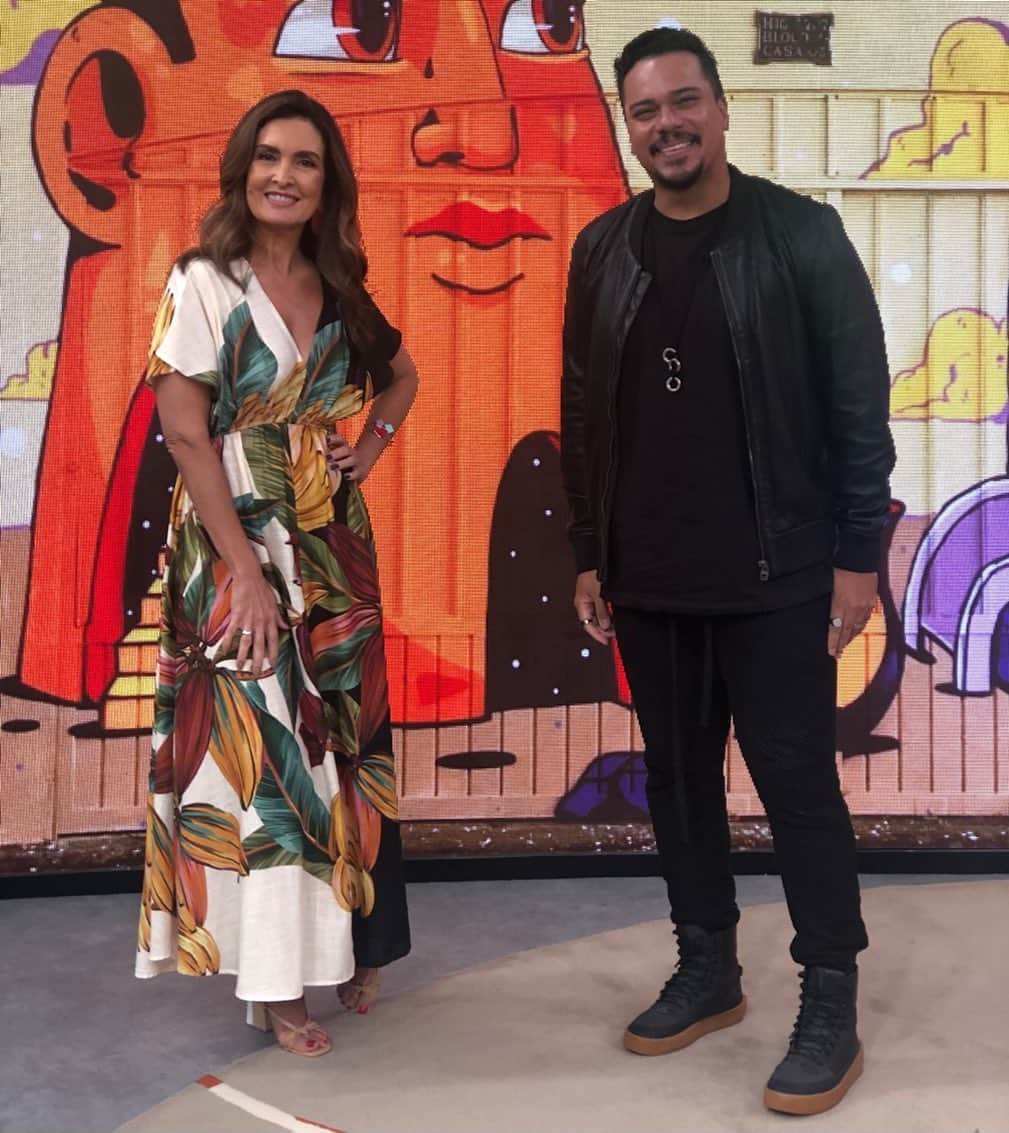 ファチマ・ベルナルデスのインスタグラム：「Bom demais receber a visita de @bcbrunocardoso do @sorrisomaroto hj no #encontrocomfatima. O Sorriso tá com trabalho novo que tem tudo a ver com os tempos que estamos vivendo. #antesqueomundoacabe」
