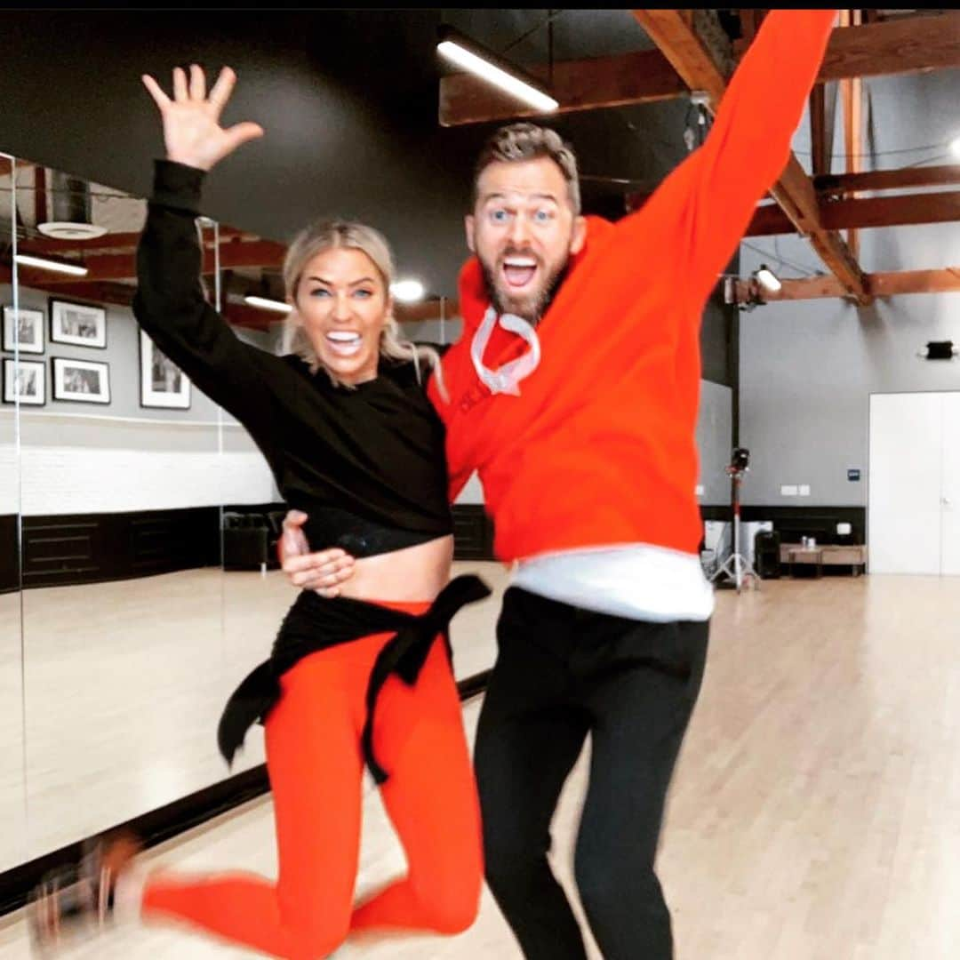 タイラ・バンクスさんのインスタグラム写真 - (タイラ・バンクスInstagram)「Team work makes the dream work. 💃🕺🏻🤩. A big congrats to @kaitlynbristowe and @theartemc for bringing’ home that @dancingabc #MirrorBall trophy! 🏆」11月25日 0時56分 - tyrabanks