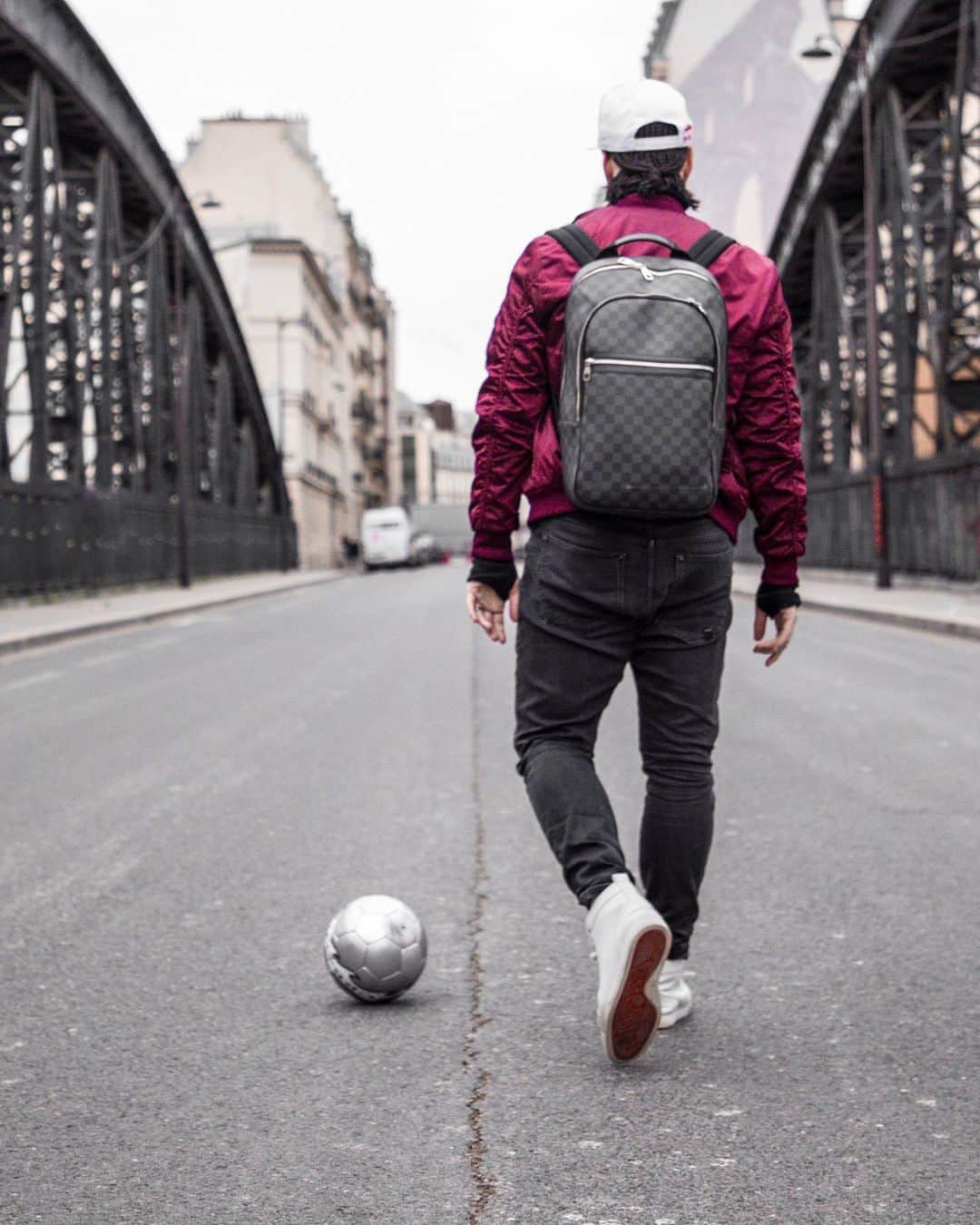 ショーン・ガルニエのインスタグラム：「Even today I can not live without my best friend ⚽️💉 @hakim.am 📸   #Urbanball #Seangarnier #skills #groundmoves #streetsoccer #freestylefootball #street #akka」