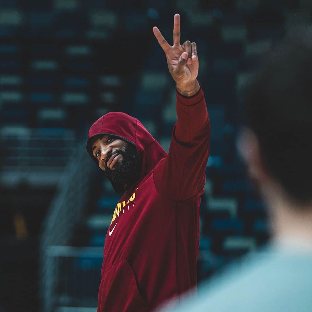 アンドレ・ドラモンドのインスタグラム：「Cleveland! It’s day ✌🏾of the Turkey drive! We’re gonna be at @theboiler65 with @hillcrestfoods on Detroit Ave today at noon! Please bring a mask and respect social distancing 🙏🏾🙏🏾 can’t wait to see you all there! Swipe 👉🏾」