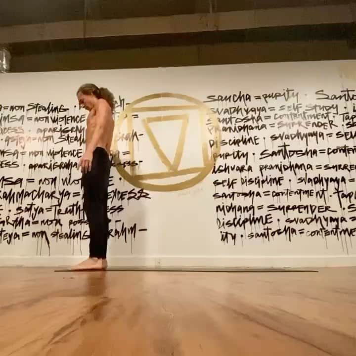 カルロス・ブーザーのインスタグラム：「Inspiration Comes In Many Forms... Dedication, Patience, Focus, & Committed To Self Growth.. Not Just Physically, But Mentally & Spiritually!!! Keep Inspiring Us All @yoginicolas!!! #wynwoodyoga #holdat」