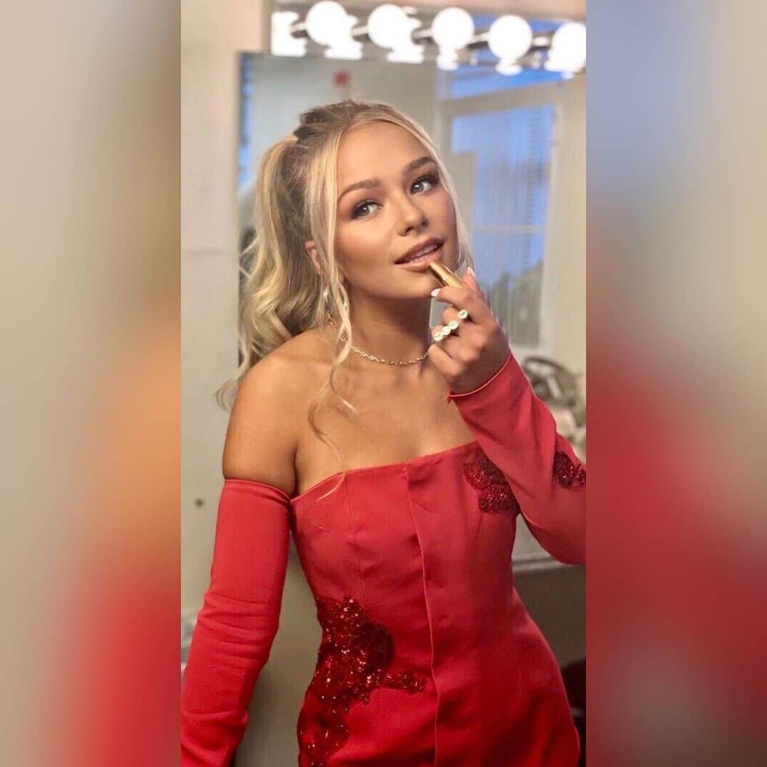 コニー・タルボットのインスタグラム：「The news is out! I am so honoured to be apart of @shobean ’s holiday show at The Apollo Theatre! It was a dream to sing at the Apollo with such an admired talent @shobean  Thank you for having me! You can get your tickets in my bio 🤍」
