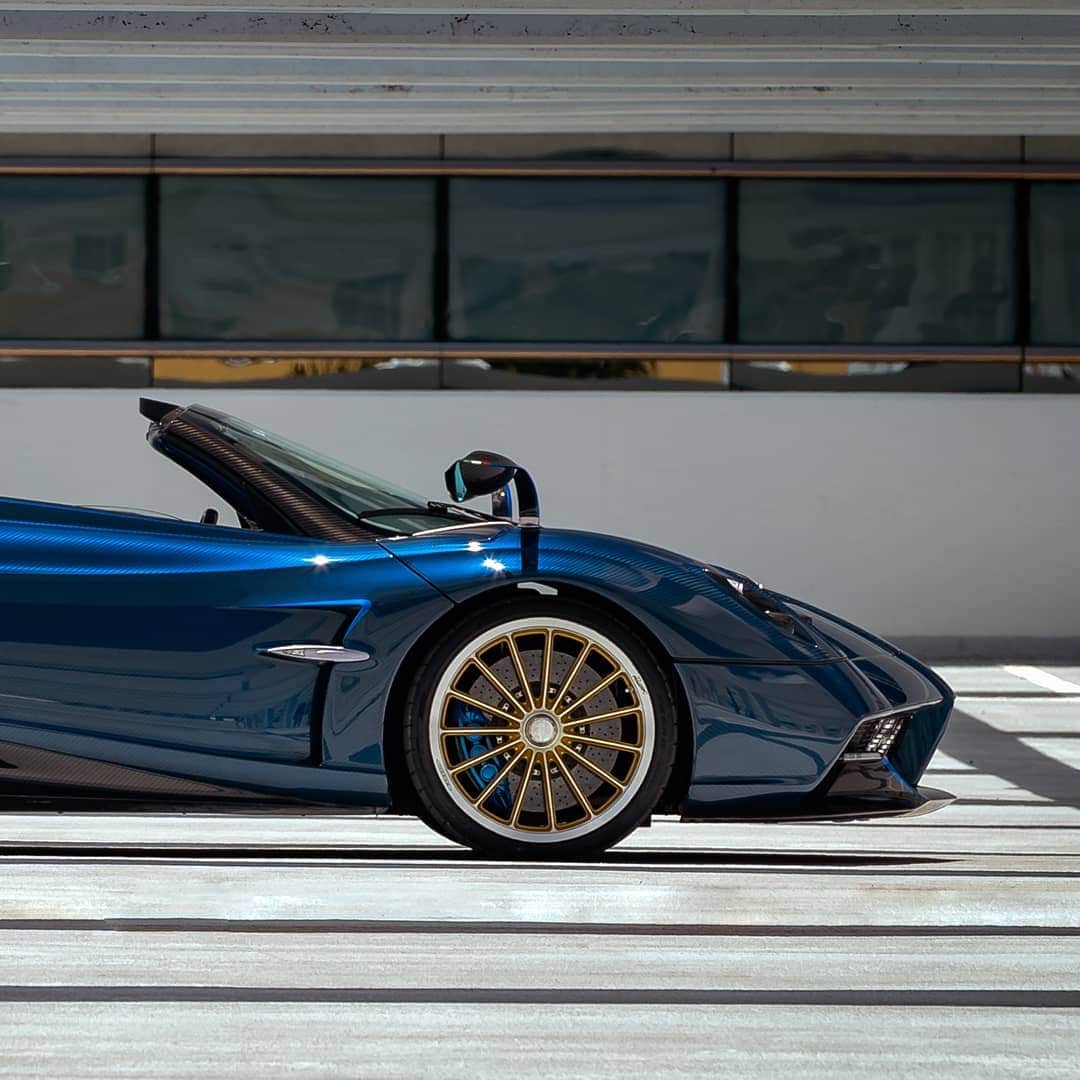 パガーニ・アウトモビリのインスタグラム：「Lines drawn to charm.  #pagani #huayra #huayraroadster   📸 By @paganiofmiami」