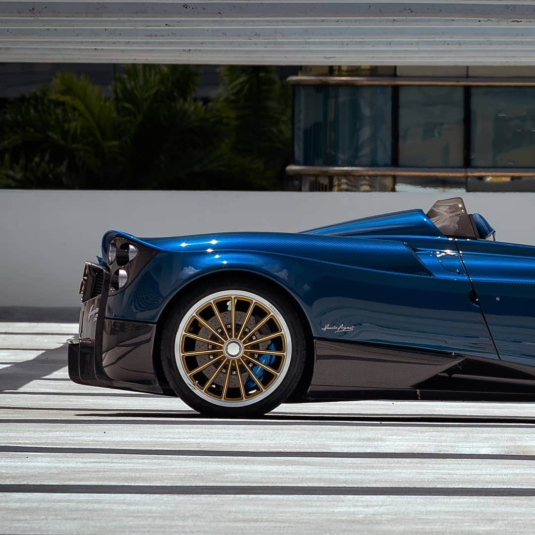 パガーニ・アウトモビリのインスタグラム：「Lines drawn to charm.  #pagani #huayra #huayraroadster   📸 By @paganiofmiami」