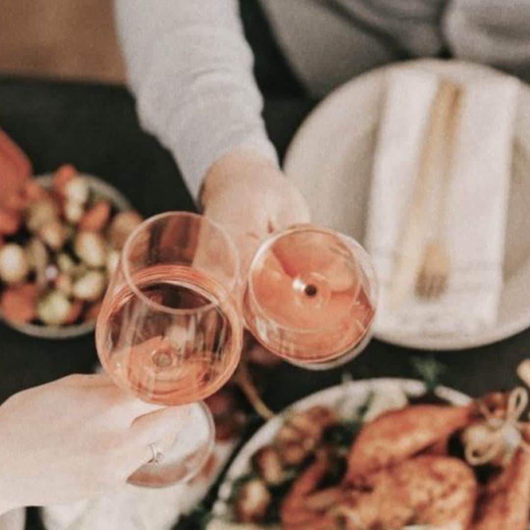 アシュレイ・ティスデイルのインスタグラム：「I wrote a post on @frenshe on how to handle political conversations during the holidays! 🍷 link in bio!」