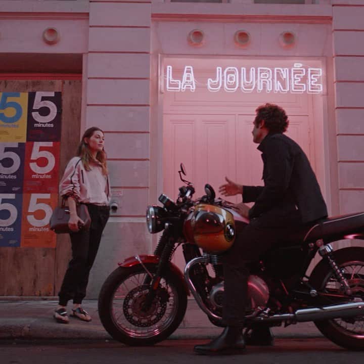 Longchampのインスタグラム：「Paris, when a boy meets girl with a Longchamp handbag. Fireworks ignite.  Link in bio to watch the full short film!  #LongchampTresParis  #LongchampSS21  #LongchampRoseau  Paris, lorsqu’un garçon rencontre une Parisienne et son sac Longchamp, les feux d’artifice font leur show.  Le court métrage complet en lien dans notre bio !」