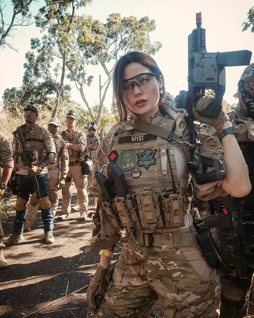Anna Vargasのインスタグラム：「A satisfação de ter ido lá e dado o melhor de mim, não tem preço! Mais uma Operação Cascavel pra conta, pra história. Preparem-se para o flood de posts! 😏 Falei pessoalmente e repito: Parabéns @fabebsb por ter executado tão bem um evento dessa magnitude num ano como esse. 👊🏻 Quem foi não se arrependeu e já saiu querendo voltar. A todos que conheci e reencontrei por lá, que alegria imensa estar com vocês!!! Que venham mais oportunidades! 💜🙌🏻 . . Parceiros: LOJA: @store_airsoft Use o cupom MYST para ganhar 5%OFF . EQUIPAMENTOS TÁTICOS: @511tacticalbrasil . MUNIÇÃO: @spartanairsoftmunition . TREINAMENTOS TÁTICOS: @fhtreinamentosespeciais . MIRAS: @mundomira . PATCHES BORDADOS: @1ciadistintivosoficial . SITES: @sitevipinternet . CAMISETAS: @teamsix.brasil . #airsoft #airsoftbrasil #milsim #airsoftgirl #tactical #tacticool #military #airsoftcommunity #girlsandguns #cascavel5 #operacaocascavel #fabedf #bbwarz #511 #krissvector #krytac #AlwaysBeReady #viperhood」