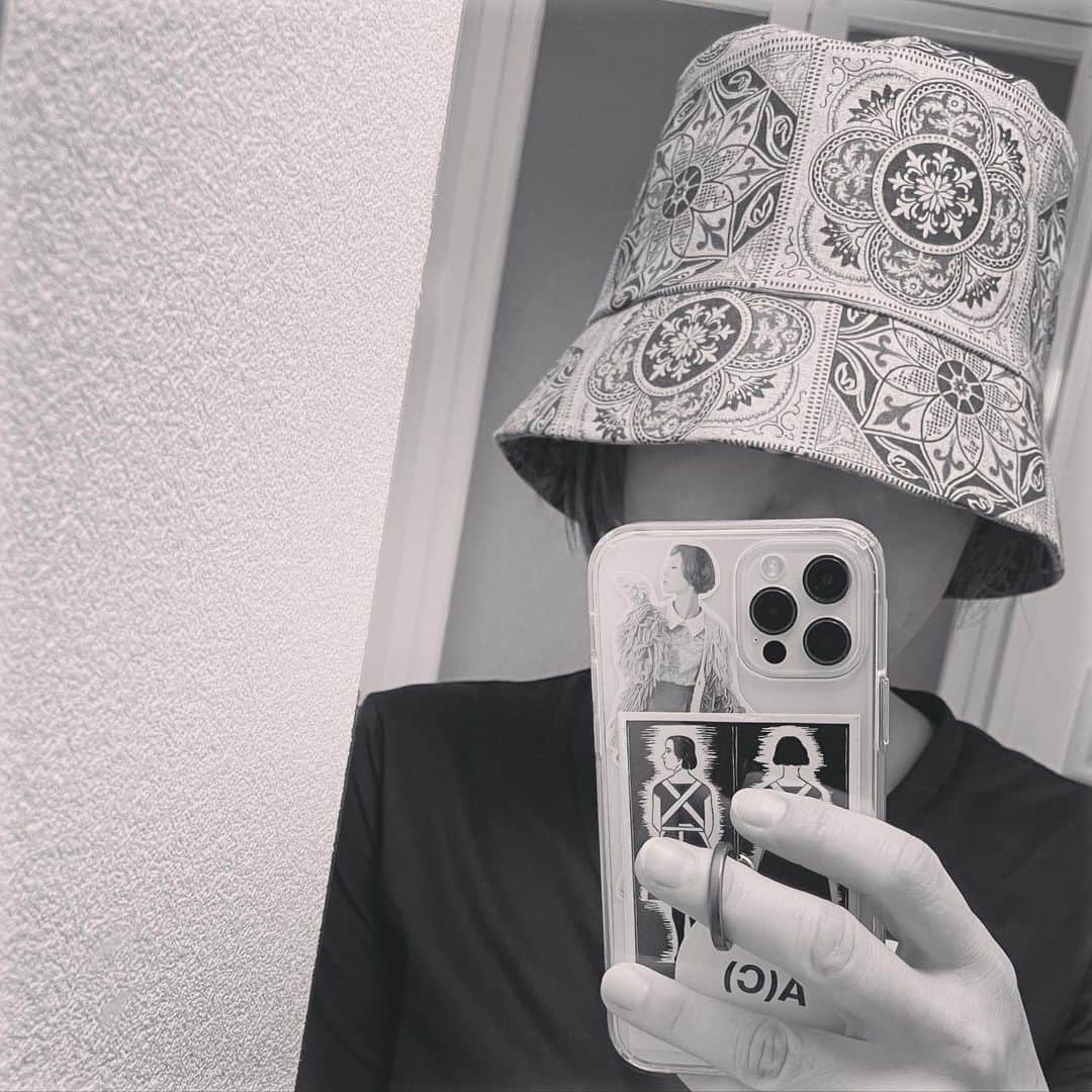 和田美枝のインスタグラム：「お帽子のNew縫い方教えてもらいマシタ。  タノシミフエタ🧢🧢🧢  ありがたや🙏  そして、🫐ブルーベリーの絵文字が増えている。  #帽子 #loveだ #次元大介のように目元隠れとる」