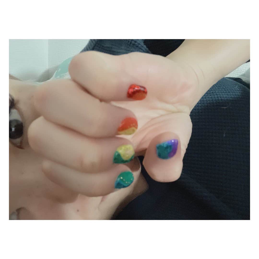 高橋奈苗のインスタグラム：「いまのネイル💅  とゆうか久々にネイルしました。 欠場前ぶりっ！ 爪からもパワーをいただきたいので、 @manaola_nail_maho  まほの　@manaola_nail マナオラネイルにて。  カラフルネイル✨  まつげエクステは前回気に入ったブルーミックス★  自分の機嫌をとったり、 ご褒美あげたり、 女の子は大変だよね🤣  でも、それが楽しいよね🤣  テンション上げたほうが、 楽しいから！  マホ、いつもありがとう★  #カラフルネイル　#ネイル　#nail #ネイルデザイン　#レインボー　#カラフル　#キラキラ　#マナオラネイル #まつエク　#まつげエクステ  #高橋奈七永 #SEAdLINNNG #プロレス」