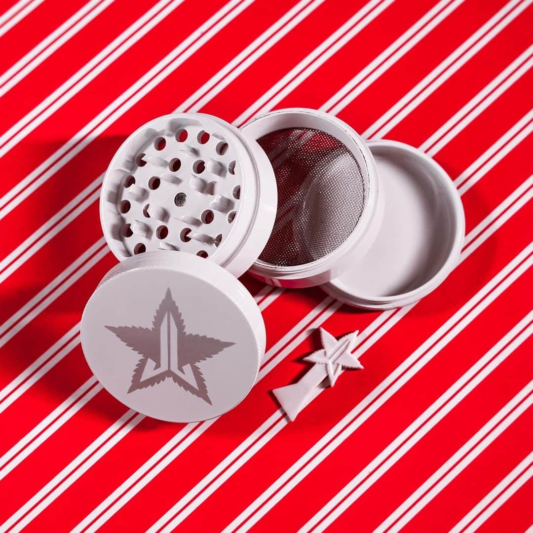 Jeffree Star Cosmeticsさんのインスタグラム写真 - (Jeffree Star CosmeticsInstagram)「Here is one of three grinders available in our Holiday Grinder Set ❤️ Launching TOMORROW at 6PM PST 🌟   #jeffreestarcosmetics」11月25日 1時22分 - jeffreestarcosmetics