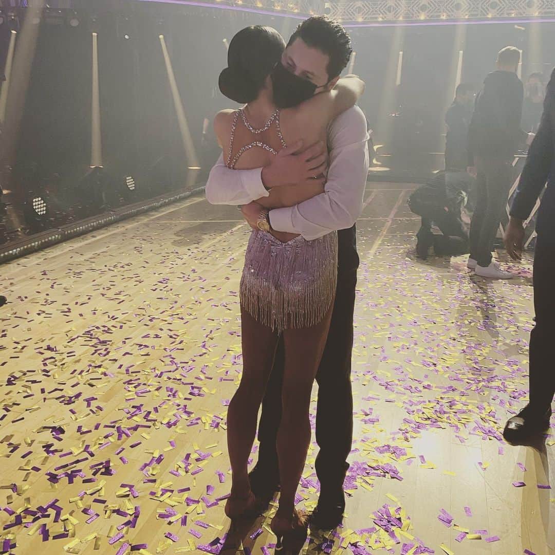 Peta Murgatroydさんのインスタグラム写真 - (Peta MurgatroydInstagram)「To Jen....  Firstly, this picture makes me tear up. Secondly, you, my love were magical in every sense of the word 💫 I really saw Jenna dance this season, full out, not holding back, projecting love, feeling every step, with so much joy in her heart. It was an absolute pleasure to watch you grow this season into a spectacular partnership and friendship. Know that your performances will live on and be loved by many. You’re a STAR! Love you Xo」11月25日 1時22分 - petamurgatroyd