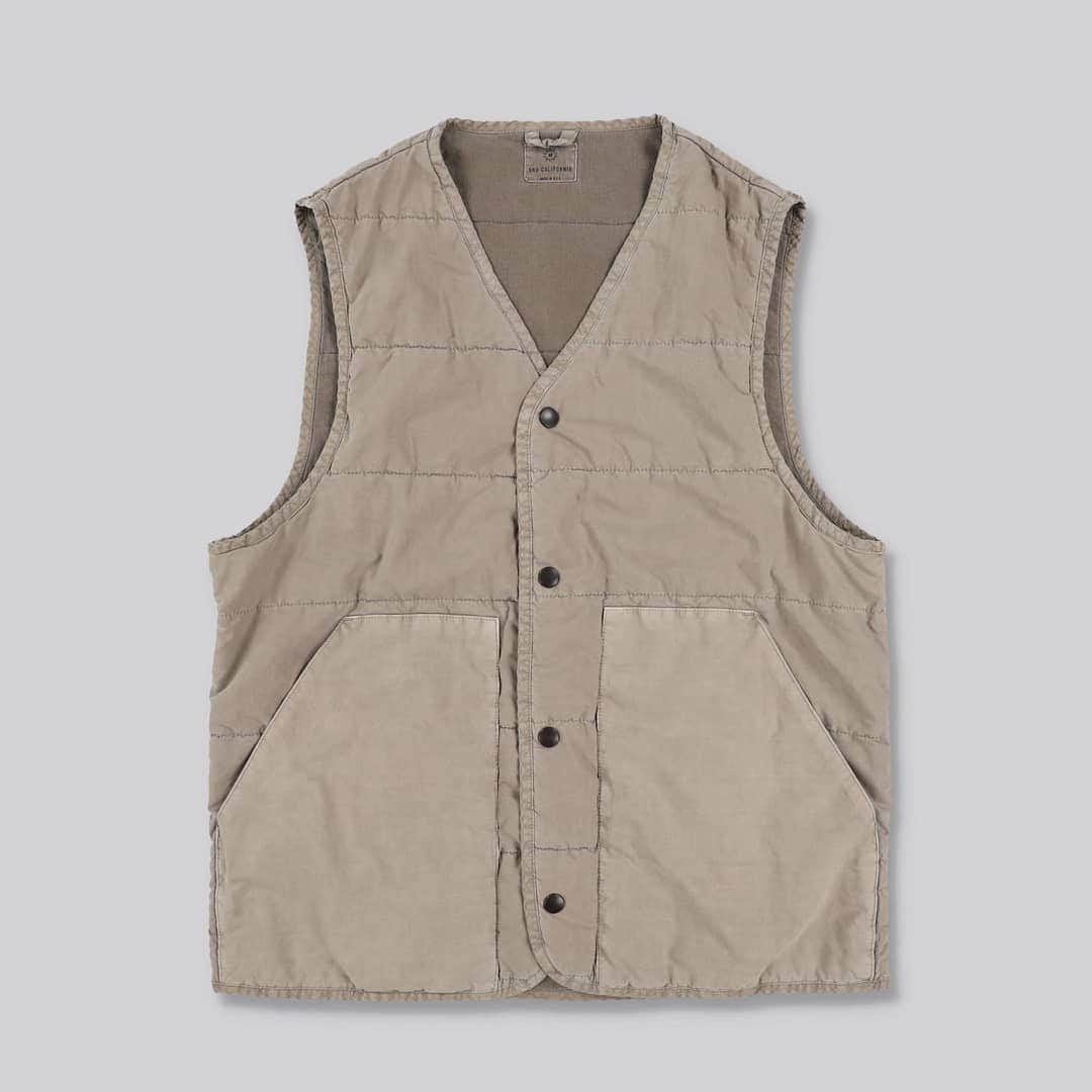 セーブカーキさんのインスタグラム写真 - (セーブカーキInstagram)「SKU Quilted Vest is inspired by surplus military liners. Light but warm, wear it over a top when you are indoor or wear it under a coat when you venture out. . . . . .#savekhakiunited  .#vintageinspired  .#menswearstyle  .#madeincalifornia」11月25日 1時24分 - savekhakiunited