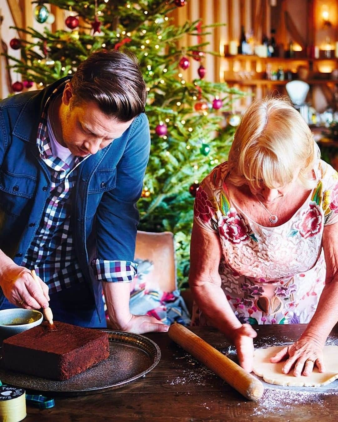 ジェイミー・オリヴァーさんのインスタグラム写真 - (ジェイミー・オリヴァーInstagram)「It's not too late to make your Christmas cake folks!! If you store it properly, it keeps for ages. Feed with a small drizzle of booze in the run up to Christmas, a little thimble here and there, the better the quality, the better the cake will taste! Then you can decorate it just before Christmas! Recipe link in my bio & swipe left for some decorating inspo from me & mum. Enjoy! Recipe link in my bio. #ChristmasCake」11月25日 1時29分 - jamieoliver