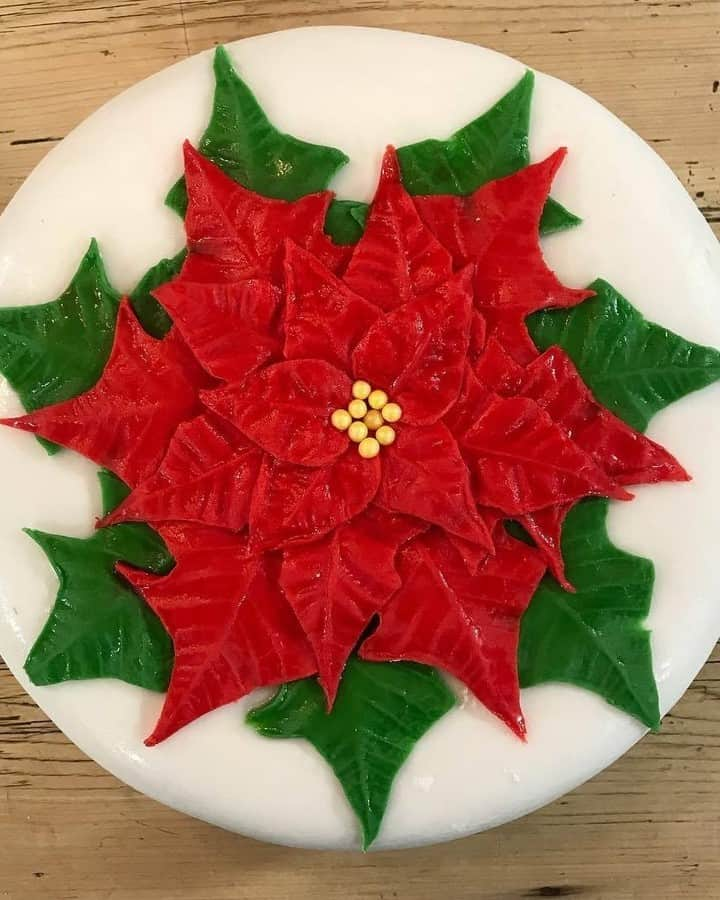 ジェイミー・オリヴァーさんのインスタグラム写真 - (ジェイミー・オリヴァーInstagram)「It's not too late to make your Christmas cake folks!! If you store it properly, it keeps for ages. Feed with a small drizzle of booze in the run up to Christmas, a little thimble here and there, the better the quality, the better the cake will taste! Then you can decorate it just before Christmas! Recipe link in my bio & swipe left for some decorating inspo from me & mum. Enjoy! Recipe link in my bio. #ChristmasCake」11月25日 1時29分 - jamieoliver