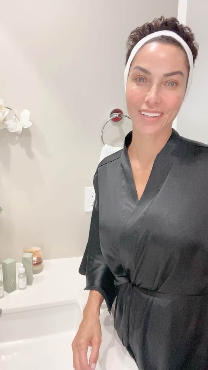 ニコール・ミッチェル・マーフィーのインスタグラム：「Wake up with me. I’m sharing my morning regimen with yFOY products. Follow @yfoyshop  Website is www.yfoyco.com  click bio yFOYco.com  #yfoy #everydayconfidence」