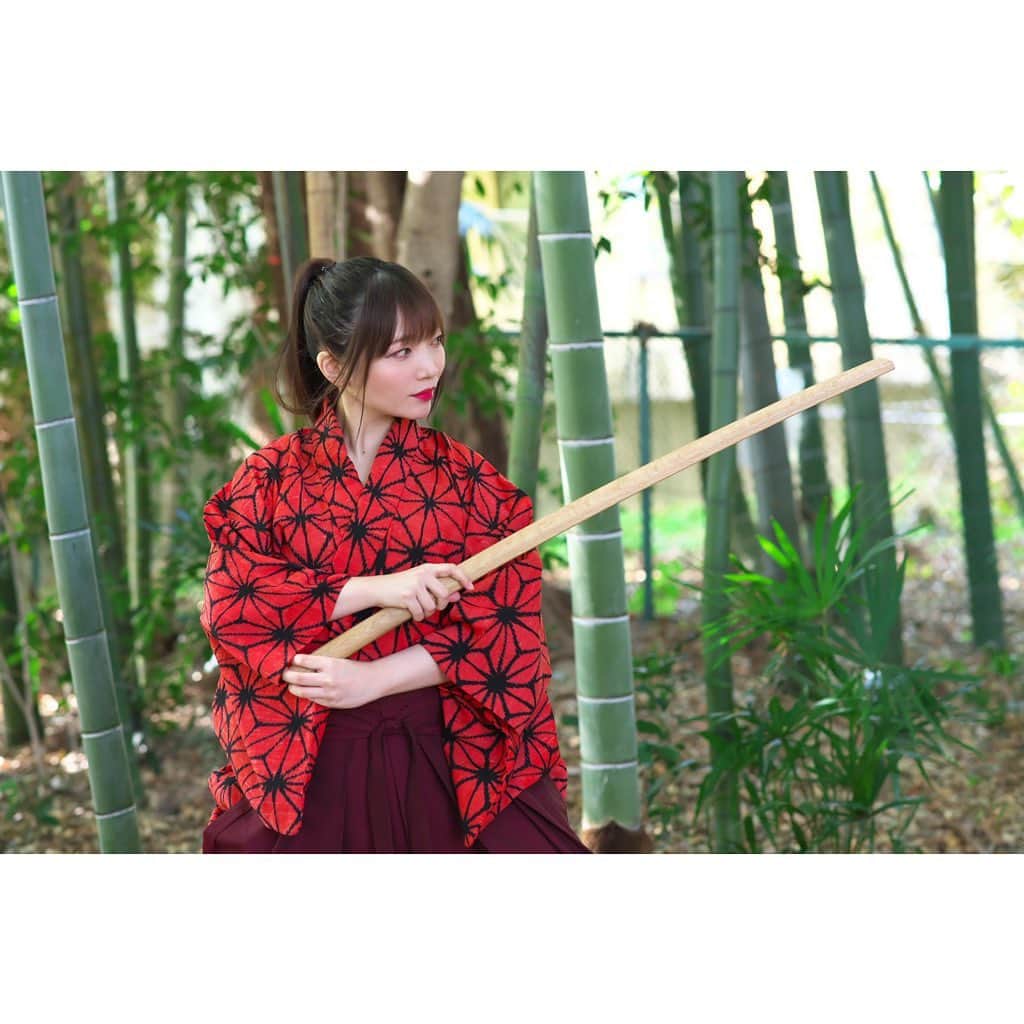 碧波彩さんのインスタグラム写真 - (碧波彩Instagram)「剣術道場の娘 負けん気が強い。道場一の腕を持つ。幼なじみの男の子に毎日決闘を挑まれているが今の所全勝している。  みたいなキャラクターに見えたらうれしい。 幼なじみとの展開が気になるありがちな設定、すき🤭  #photography #Instagram #japanesegirl #photo #model #portrait #portrait_jpn #photogenic_jp #japaneseculture #swordfight #actor #actress  #ポートレート　　#写真  #被写体　#撮影　 ＃武将　#japanesesamurai #殺陣ガール　#鎧　#甲冑　#殺陣　#刀　#侍　#竹林　#袴　#剣道女子  #剣道」11月25日 1時39分 - aonami_aya