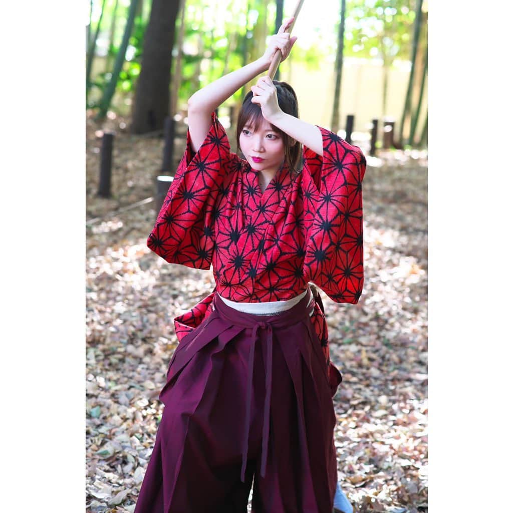 碧波彩さんのインスタグラム写真 - (碧波彩Instagram)「剣術道場の娘 負けん気が強い。道場一の腕を持つ。幼なじみの男の子に毎日決闘を挑まれているが今の所全勝している。  みたいなキャラクターに見えたらうれしい。 幼なじみとの展開が気になるありがちな設定、すき🤭  #photography #Instagram #japanesegirl #photo #model #portrait #portrait_jpn #photogenic_jp #japaneseculture #swordfight #actor #actress  #ポートレート　　#写真  #被写体　#撮影　 ＃武将　#japanesesamurai #殺陣ガール　#鎧　#甲冑　#殺陣　#刀　#侍　#竹林　#袴　#剣道女子  #剣道」11月25日 1時39分 - aonami_aya