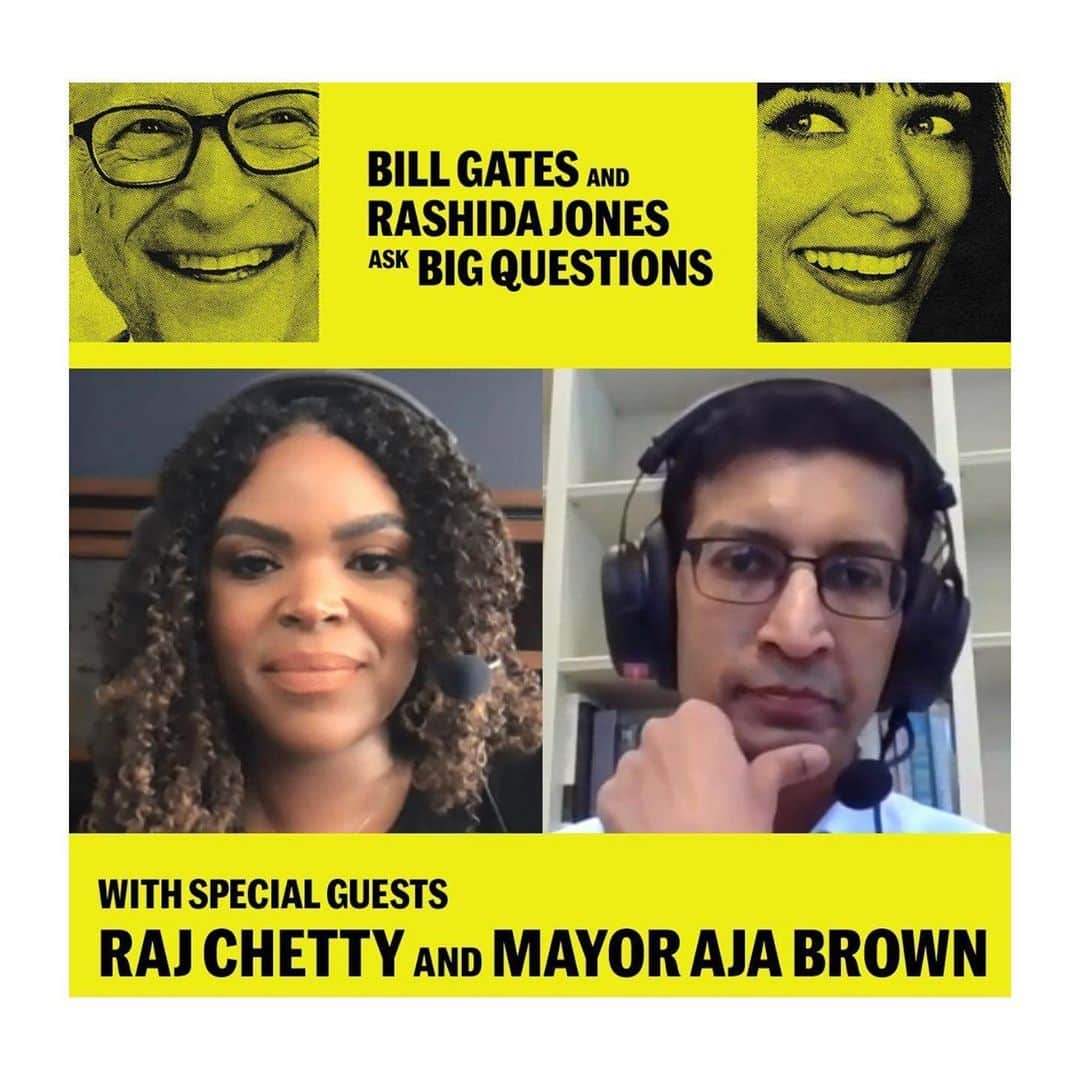 ラシダ・ジョーンズのインスタグラム：「Asking more big questions with Bill Gates (btw thank you to all who have listened...we’re the #1 podcast in the US!) In the wake of covid, the reality of economic inequality has grown even worse. This  week we ponder: is inequality inevitable?  We talk with City of Compton mayor @ajalbrown and @harvard economist Raj Chetty about ways to bridge the equity and equality divide.  Link in bio.」