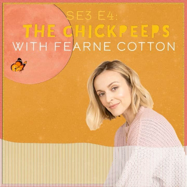 イヴァナ・リンチのインスタグラム：「Cheeky ChickPeeps reminder to check out last week’s episode with @fearnecotton! Link in my bio 🔗 💛⁣ ⁣ I LOVED talking to Fearne 🌟She has been such an inspiration to me in how she has built a truly inclusive and uplifting podcast community in @happyplaceofficial and the million other things she puts her genius and her heart into 💛🧡❤️ we discussed her transition to vegetarianism as a teen and later discovering veganism, and how she handles discussing veganism and cooking for her kids. It is such a feel-good and encouraging episode for anyone who is intimidated by veganism or vegetarianism. Hope you like it, click the link in my bio to listen to episode 4 for Fearne.🌻⁣ ⁣ P.s. I’ve been seeing a lot of comments lately from people feeling called out by vegans for not being vegan and I would like to remind people that I don’t believe it’s possible or ethical to force veganism on anyone (much as I might like to some days...🤫). It’s a deeply personal choice and as I see it, a journey that only you can decide to take. That’s my philosophy after several years of vegan advocacy and the podcast is there as an educational resource and a source of community for anyone on the journey to making more daily ethical choices that don’t involve animal exploitation. It’s there to help you wherever you are in your journey. With this in mind, look out for tomorrow’s brilliant episode with @encompassmvmt about building a more inclusive vegan community. 💚💛✌🏻🌳🌱⁣ ⁣ #FearneCotton #HappyPlace #ChickPeepsPodcast #veganpodcast #veganism #ChickPeepsPod #fortheanimals」