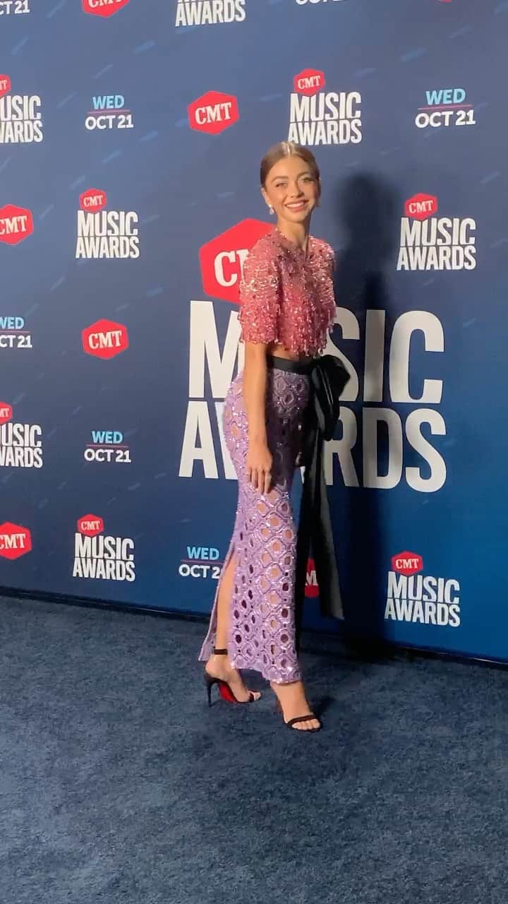 ブラッド・ゴレスキーのインスタグラム：「She’s 30!! Happy birthday @sarahhyland! I can’t wait to scream “Queen!" at you all through your 30's and of course turn out more looks! Love you!」