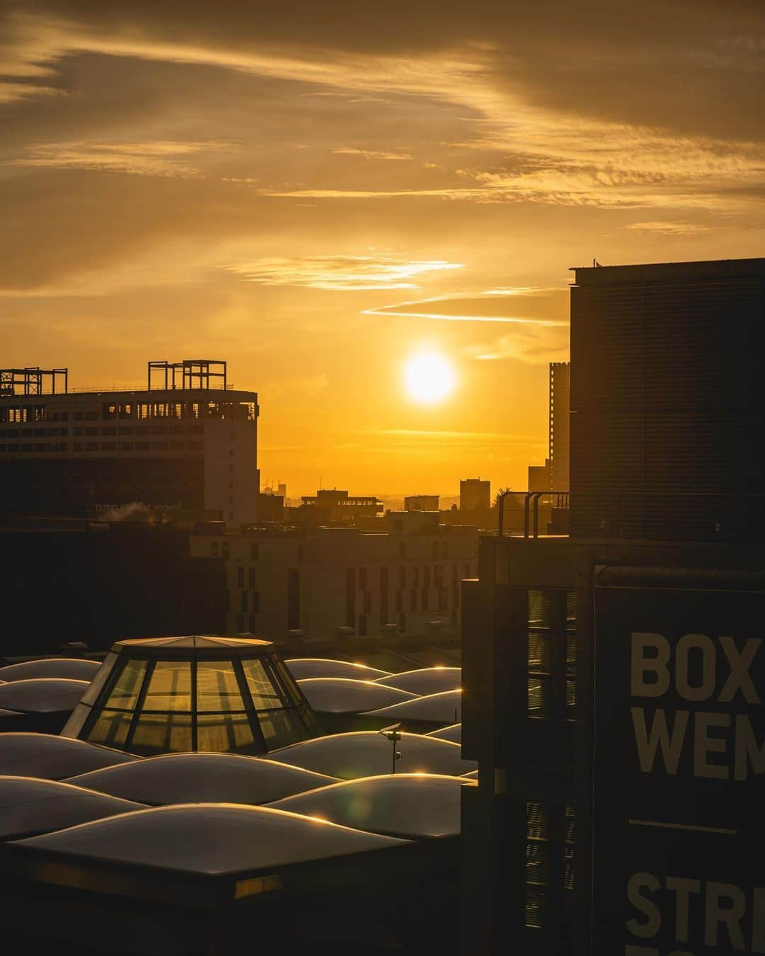 @LONDON | TAG #THISISLONDONさんのインスタグラム写真 - (@LONDON | TAG #THISISLONDONInstagram)「🌇 @MrLondon standing on our balcony moments ago! Who else caught the crazy sunset this evening?! 🌅  Gorgeous! Can’t wait to see who was out and about shooting when the sky popped!! 🔥🔥💪🏼💪🏼📸📸  ___________________________________________  #thisislondon #lovelondon #london #londra #londonlife #londres #uk #visitlondon #british #🇬🇧 @quintainliving @wembleyparkldn #wembleypark #wembley #wembleystadium」11月25日 1時50分 - london