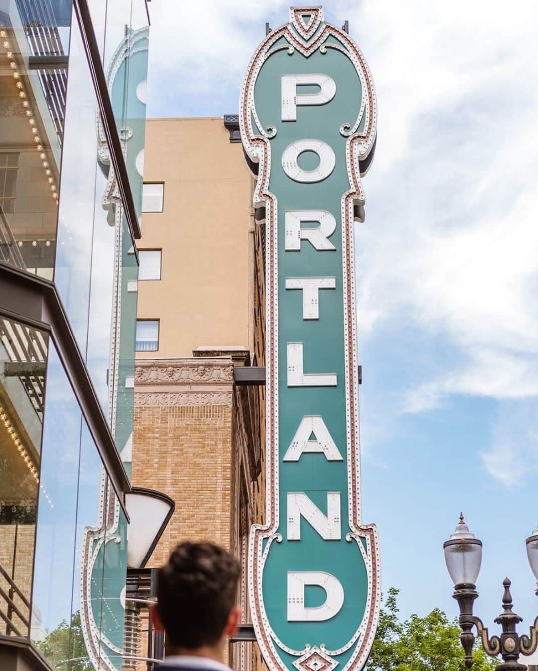 Portlandさんのインスタグラム写真 - (PortlandInstagram)「#TriviaTuesday: How many lightbulbs are in the iconic Arlene Schnitzer Concert Hall sign? 💡 A. 6,000 B. 4,500 C. 1,200 D. 100,000  - 📷: @thebidwell  #Portland #PortlandNW #PDX #OregonNW #Fall」11月25日 2時02分 - portland