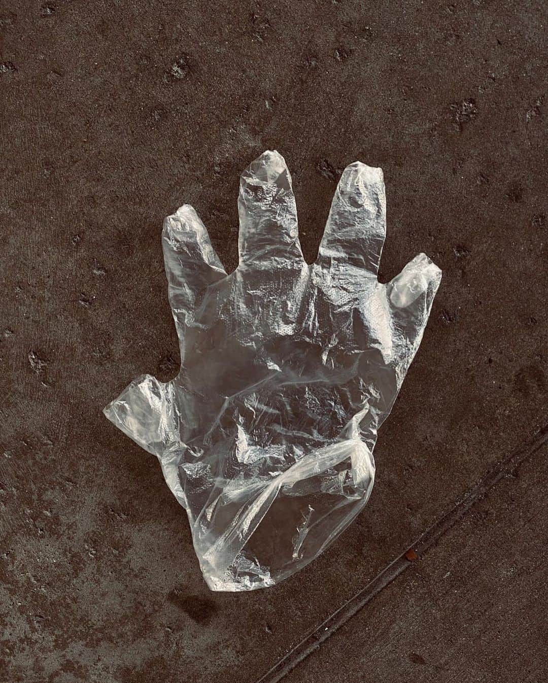 appleさんのインスタグラム写真 - (appleInstagram)「“I started this series as a way to stay creative and document my surroundings during quarantine. But these photos represent so much more than the virus. These simple pieces of plastic, cloth, and paper are a reminder of the loss, the hardship, the political divide, and the strangeness that has overtaken our lives in 2020. It’s a historical time stamp.” #ShotoniPhone by Trevor T. @trevortraynor」11月25日 2時03分 - apple