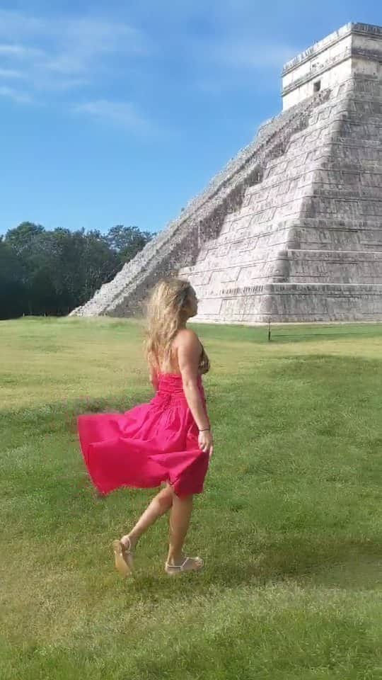 アリサ・ラモスのインスタグラム：「How to Get Photos with No People at Famous Locations! Part 1: Chichén Itzá  1. Either stay the night nearby, or calculate how long the drive is from where you are, and plan to get there by 7:45am to be first in line for the 8am opening.  2. Skip everything and go straight to the backside of the pyramid, where the entrance with the serpents are. Then work your way back as incoming people go the opposite way.  3. If you want to know the history, do the informative tour after you've taken photos, not during it or after it!   4. Leave by 8:45am if you want to get photos at Ik Kil Cenote with no people!!!  Full blog post with more details on my website! You can also find my techniques for taking your own photos, posing, what to wear, and what gear to use!  Do you find my posts like this helpful?  #travelpro #levelup #travelphotography #chochenitza #mwxico #7worldwonders #7wondersofnature #reels #IGreels」