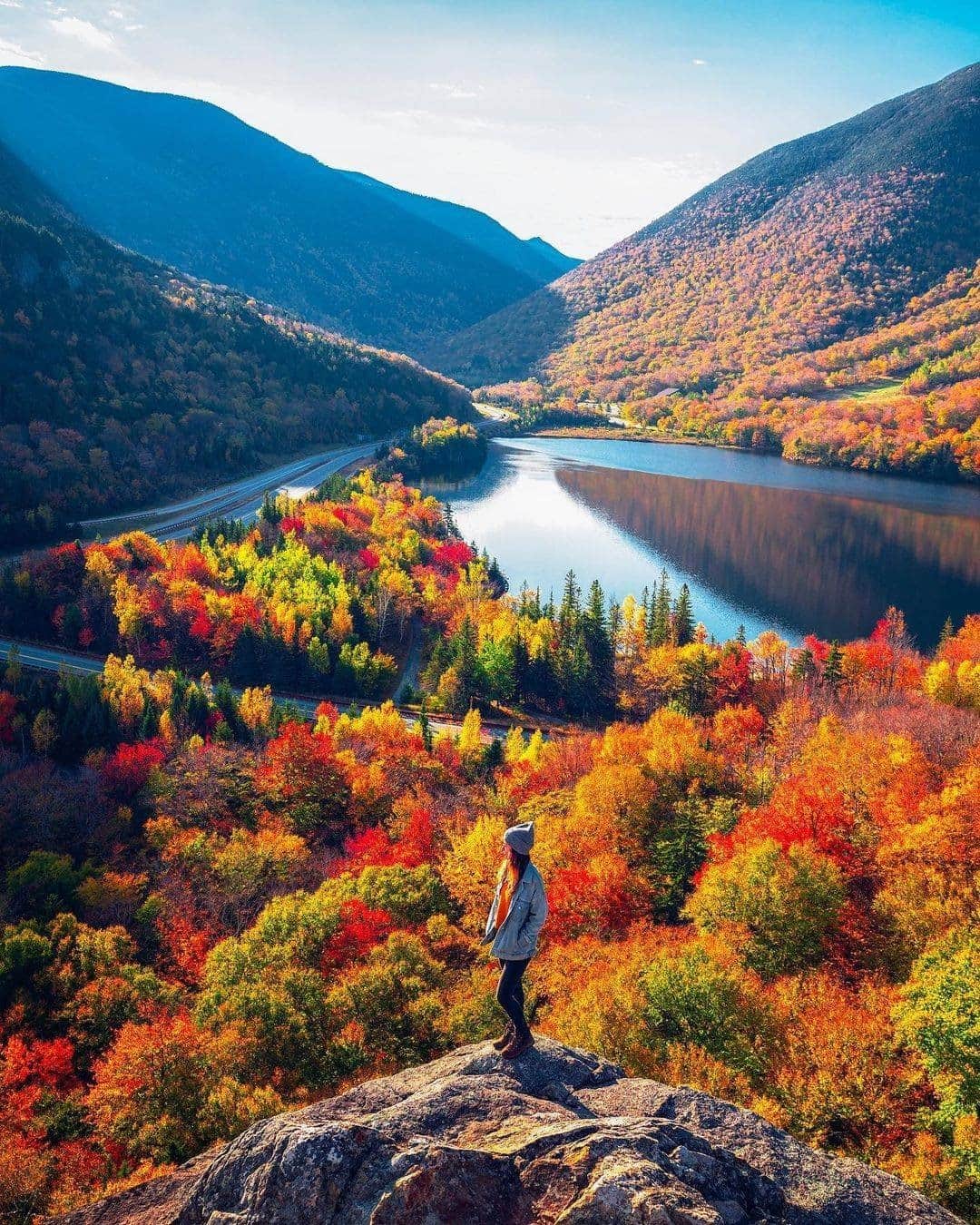 Visit The USAさんのインスタグラム写真 - (Visit The USAInstagram)「"An easy quick hike up to this sweet view. The colors popped more when some light hit the trees, making them look like gummy bears 😂." The White Mountains in New Hampshire look beautiful in the fall! 🍁🍂 Check out our Story today to see more places around the USA to see fall foliage. #VisitTheUSA 📸 : @alberthbyang」11月25日 2時00分 - visittheusa