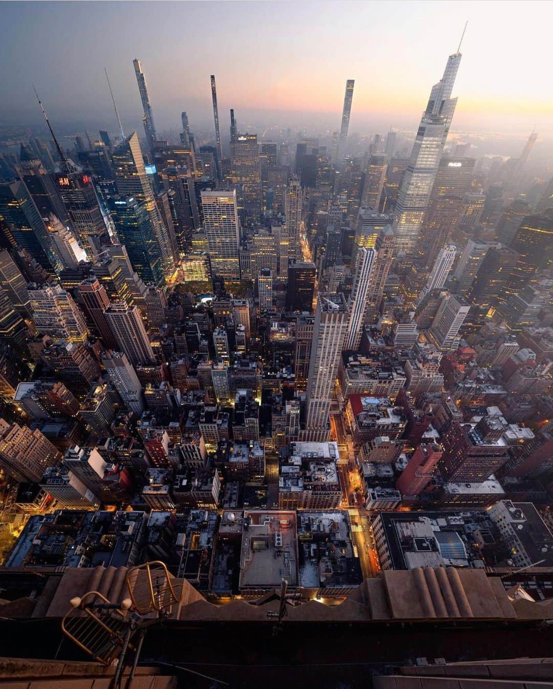 Lonely Planetさんのインスタグラム写真 - (Lonely PlanetInstagram)「One of those views that never gets old. Standing over 103 stories tall, the views from @empirestatebldg are stunning and is one of the best ways to see the marvel that is the NYC skyline.  Would you climb all the way up to the top for this view?   📷 via @jerometraveller 📍New York City」11月25日 2時00分 - lonelyplanet