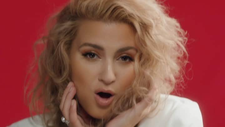 トーライ・ケリーのインスタグラム：「25th music video premiering tomorrow at 9am pt / 12pm et 💌」