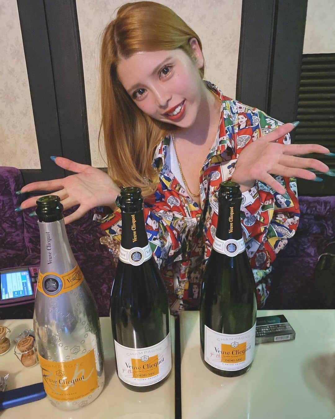 坂口杏里のインスタグラム：「今日もとことんいくよー🤣🤣🤣  BARカシェット オープンしました😎 今日もとことんいくよー😂  09054307175  ↑何かあればこちらまで！ Bar Cachette (カシェット) 東京都新宿区歌舞伎町2-11-7 メトロビル4階 営業時間 1:00～  お待ちしてますん💕 男性１時間3000円 女性１時間1500円 （飲み放題）  ライン交換写メ撮ろ♡」