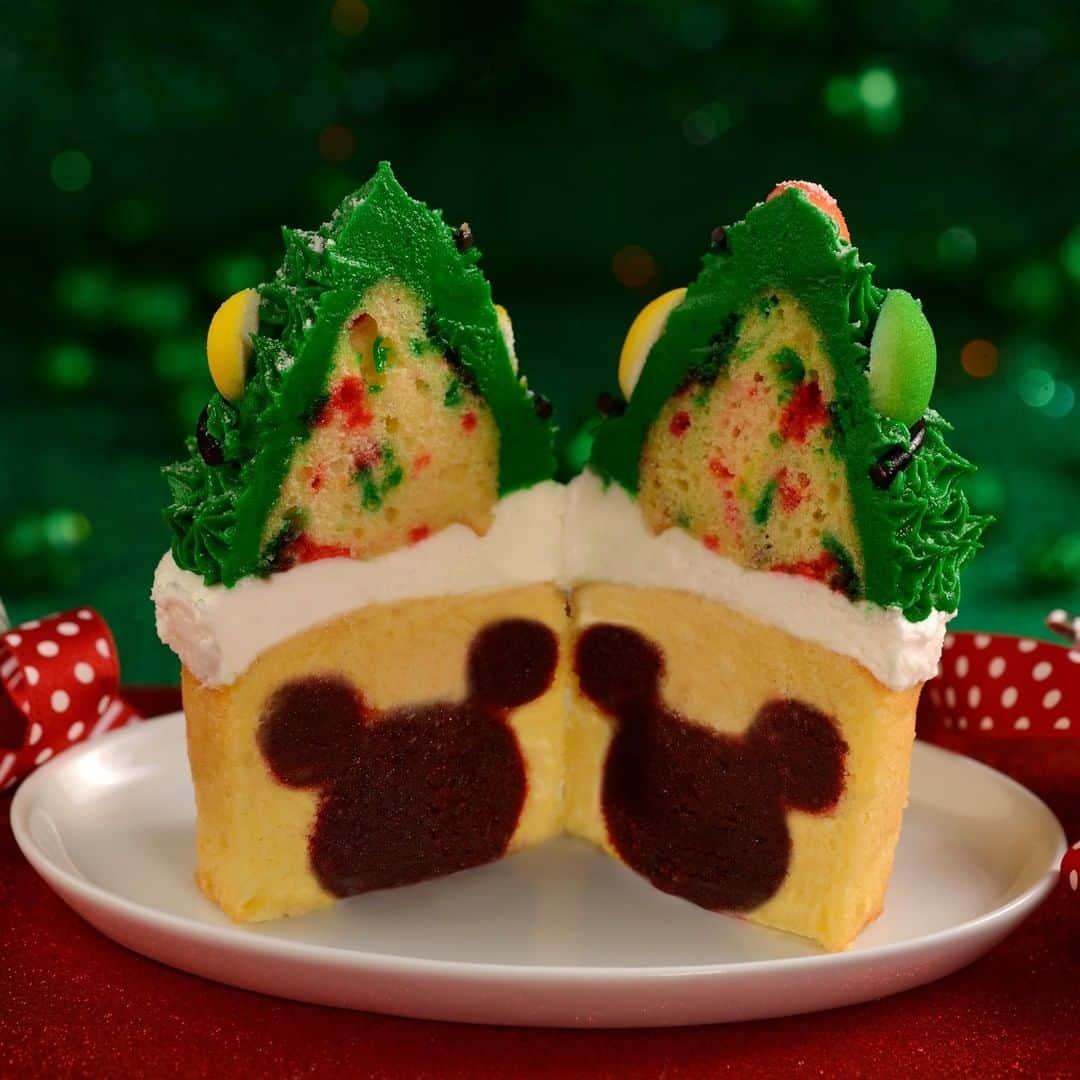 ミッキーマウスさんのインスタグラム写真 - (ミッキーマウスInstagram)「These @WaltDisneyWorld Holiday treats will have you smiling from ear to ear! 🎅🎄 Check out more of the festive foods to enjoy this season on the @DisneyParksBlog! {link in bio}」11月25日 2時01分 - mickeymouse