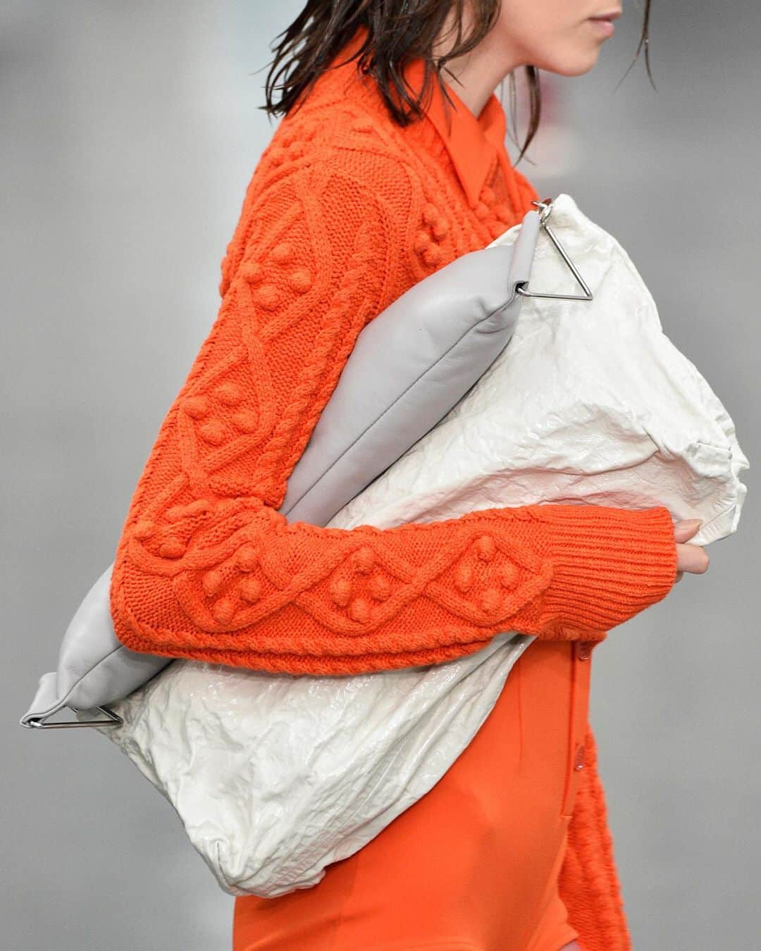 Fashion Weekのインスタグラム：「It's in the bag 👛  @sportmax runway photos by @gettyimages」