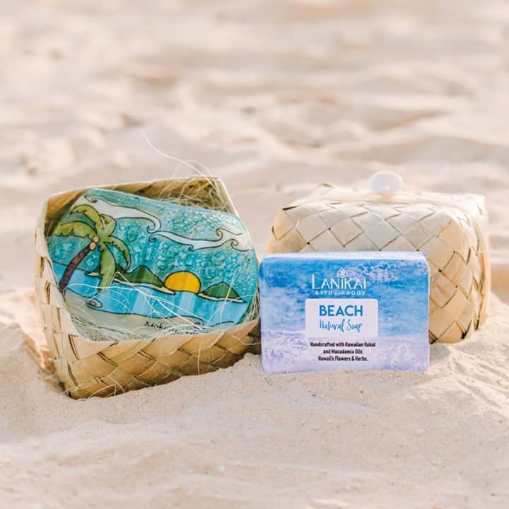 Lanikai Bath and Bodyさんのインスタグラム写真 - (Lanikai Bath and BodyInstagram)「🧼Keep calm & lather on!   Lanikai’s Mokulua Islands soap dish is handmade using recycled fused glass, and renewable materials like Asai seeds and Tagua (known as Vegetable Ivory).  Paired with Lanikai’s handmade all natural soap, in a reusable natural lauhala box.  Available in various scents.  #bodycare #bathandbody #skin #nature #natural #organic #spf #kailua #hawaii #beach #soap #dish #glass #stainedglass #recycle #lauhala」11月25日 2時02分 - lanikaibathandbody