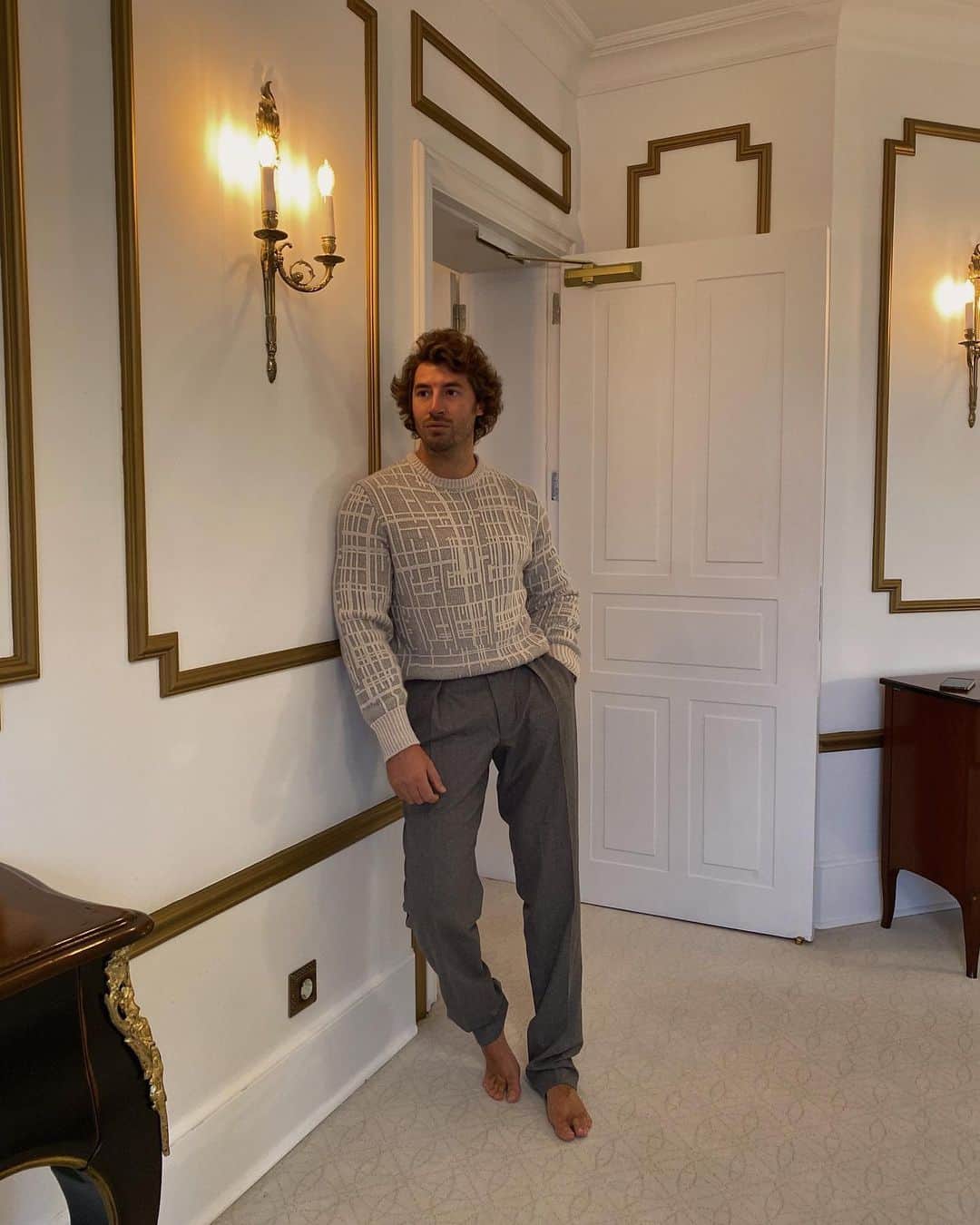 カナーリのインスタグラム：「A playful game of neutral hues in a cozy environment. Look #CanaliFW20 worn by @cherrerob. #Canali1934 #ChasingBeauty #MadeInItaly」