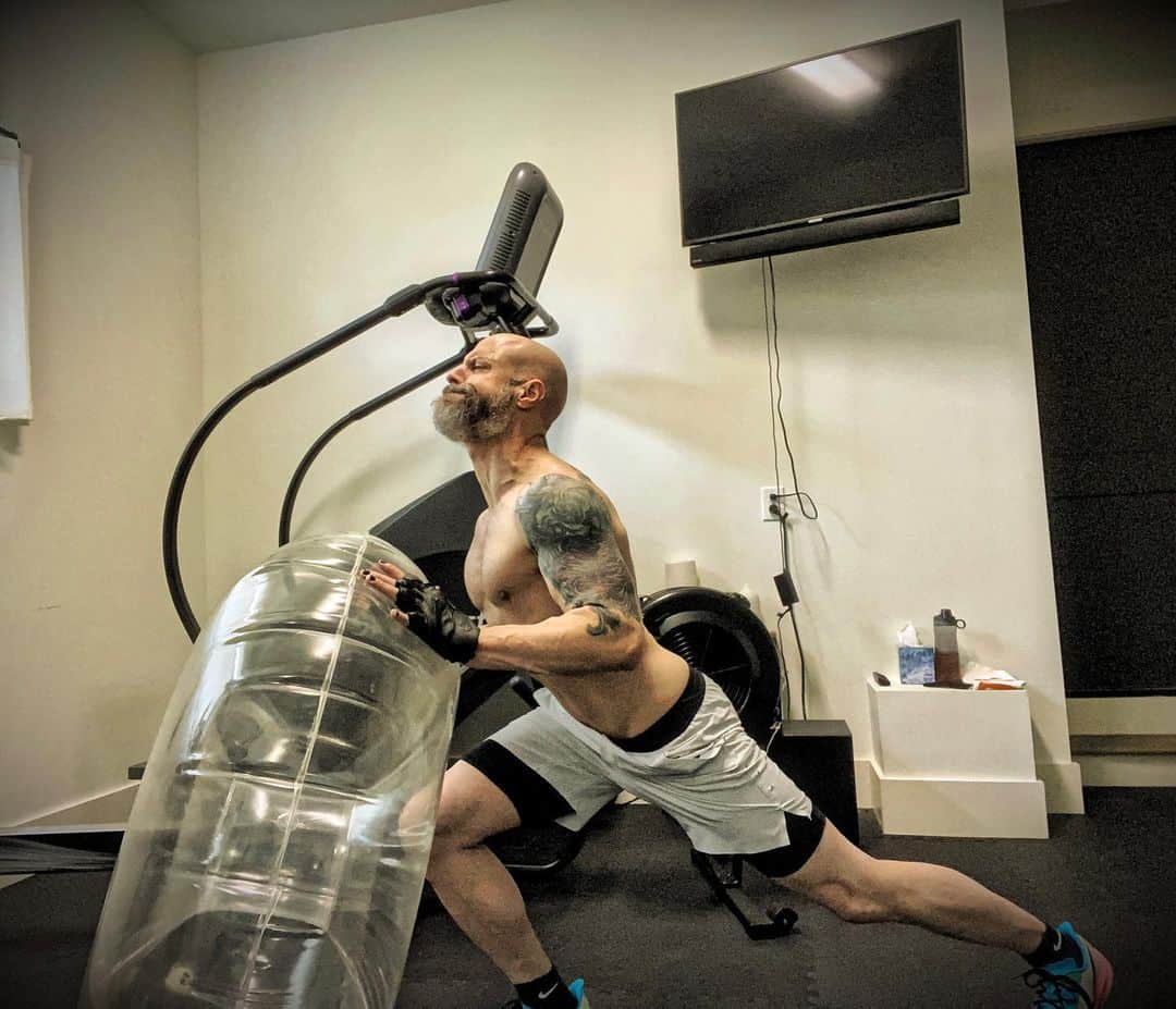 クリス・ドートリーのインスタグラム：「Felt like #Thor. Might delete later😜🤣 @chrishemsworth」