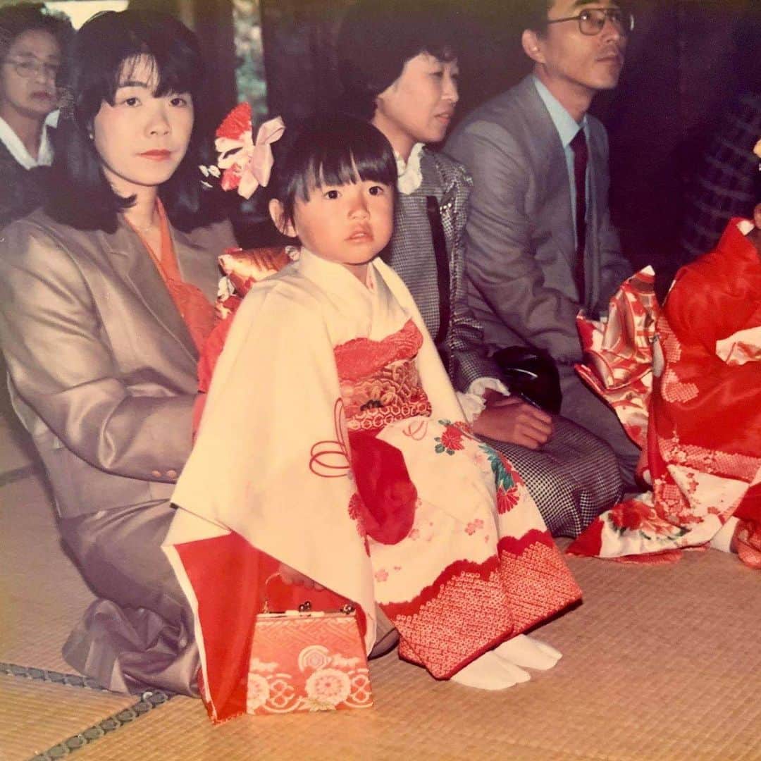 RIKAPEPEのインスタグラム：「お母さん、お誕生日おめでとう🌹 これからも元気で可愛いお母さんで居てください👧🏻 #お母さん #家族写真  #七五三」