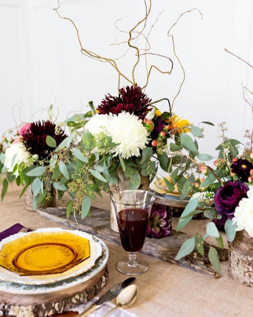 HGTVさんのインスタグラム写真 - (HGTVInstagram)「Whether your taste in centerpieces is traditional or modern, formal or fuss-free, we've got you covered with our DIY ideas for the star of your Thanksgiving table. 🦃 See all 60 of our favorite Thanksgiving centerpiece ideas at the link in our profile. 🔝 🍽⁠⠀ ⁠⠀ #HowToThanksgiving #thanksgiving #DIYthanksgiving #DIYcenterpieces #DIY #centerpieces」11月25日 2時08分 - hgtv